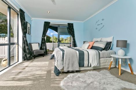 Photo of property in 21 Nottingham Place, Northcross, Auckland, 0630