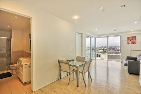 Photo of property in 30 Beach Road, Te Atatu Peninsula, Auckland, 0610