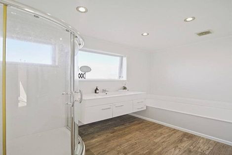 Photo of property in 72 Walworth Avenue, Pakuranga Heights, Auckland, 2010