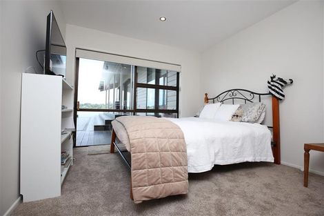 Photo of property in 62 The Terrace, Herald Island, Auckland, 0618