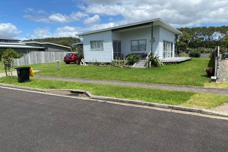 Photo of property in 8 Wells Place, Whitianga, 3510