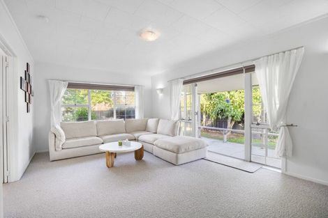 Photo of property in 1 Camellia Place, Hamilton Lake, Hamilton, 3204