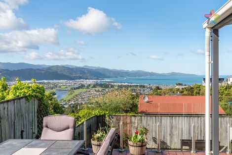 Photo of property in 2 Taka Grove, Normandale, Lower Hutt, 5010