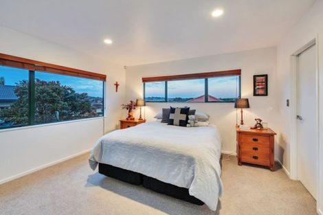 Photo of property in 2/8 Carrigans Close, Pinehill, Auckland, 0632