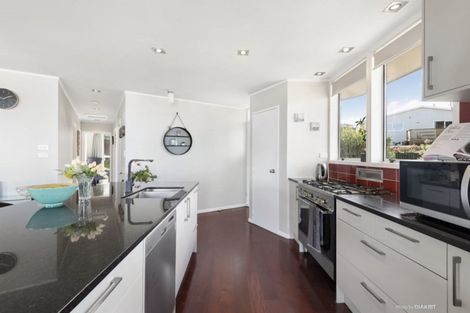 Photo of property in 3 Cheltenham Terrace, Newlands, Wellington, 6037