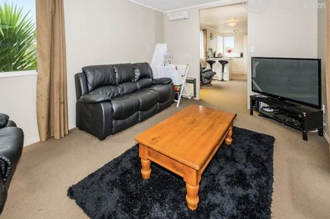 Photo of property in 27 Lambrown Drive, Totara Vale, Auckland, 0629