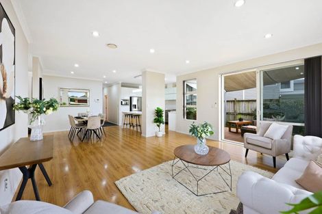 Photo of property in 111 Lake Panorama Drive, Henderson Valley, Auckland, 0612