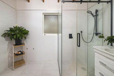 Photo of property in 11 Rika Place, Kawaha Point, Rotorua, 3010