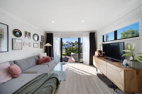 Photo of property in 2/16 Putini Road, Mangere Bridge, Auckland, 2022