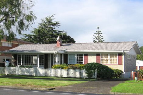 Photo of property in 74 Botany Road, Botany Downs, Auckland, 2010