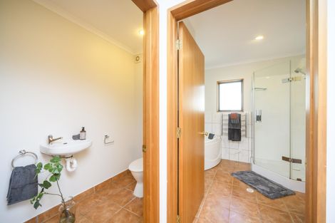 Photo of property in 122 Pacific Drive, Fitzherbert, Palmerston North, 4410