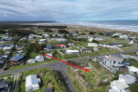 Photo of property in 2 Nelson Street, Foxton Beach, Foxton, 4815