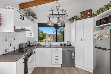 Photo of property in 15 Empressa Heights, Helensville, 0800