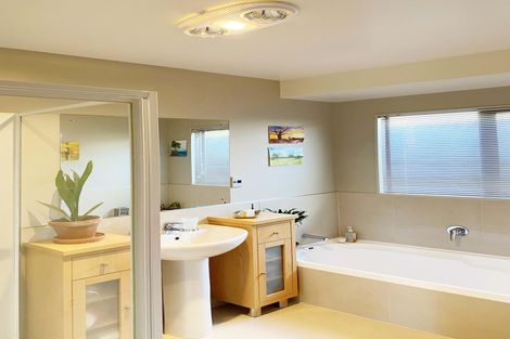 Photo of property in 10a Phoenicia Court, The Gardens, Auckland, 2105