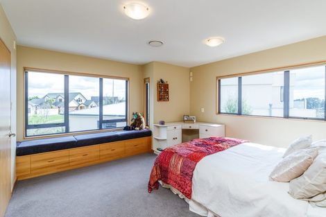 Photo of property in 33 Ruapehu Drive, Fitzherbert, Palmerston North, 4410