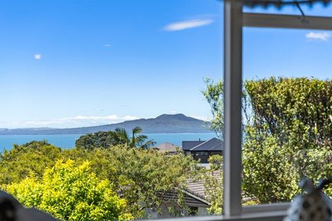 Photo of property in 1/1 Eastcliffe Road, Castor Bay, Auckland, 0620