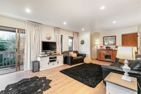 Photo of property in 12 Valerie Crescent, Okura, Albany, 0792