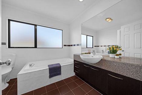 Photo of property in 26 Thornbury Crescent, East Tamaki Heights, Auckland, 2016