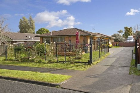 Photo of property in 1/4 Jillteresa Crescent, Half Moon Bay, Auckland, 2012