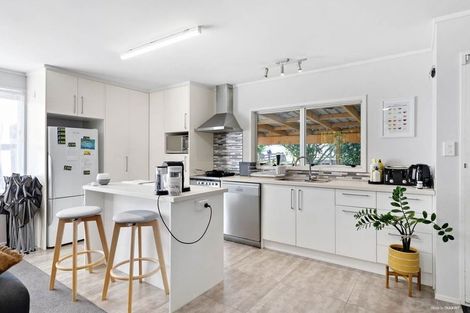 Photo of property in 21 West Harbour Drive, West Harbour, Auckland, 0618