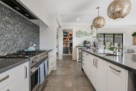 Photo of property in 8 Roberts Road, Matakatia, Whangaparaoa, 0930