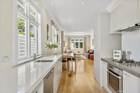 Photo of property in 17 Aorangi Terrace, Thorndon, Wellington, 6011