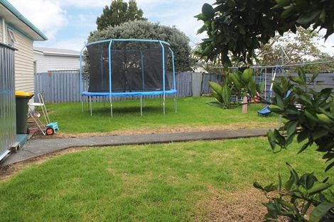 Photo of property in 8 Romney Place, Manurewa, Auckland, 2102