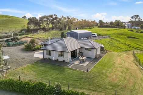 Photo of property in 2712 South Head Road, South Head, Helensville, 0874