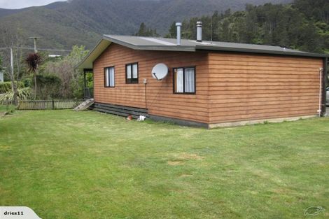 Photo of property in 17 Renata Road, Okiwi Bay, 7193