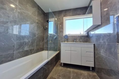 Photo of property in 1/8 Flaunty Place, West Harbour, Auckland, 0618