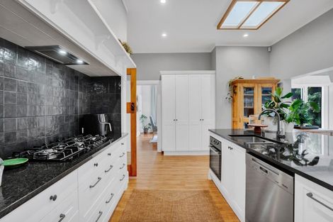Photo of property in 18 Ridge Lane, New Plymouth, 4310