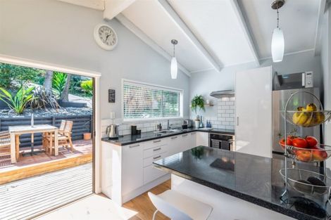 Photo of property in 1/5 Phillipa Place, Browns Bay, Auckland, 0630