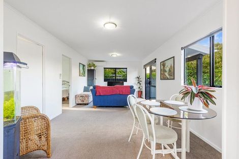 Photo of property in 1/6 Peterhouse Place, West Harbour, Auckland, 0618