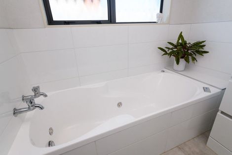 Photo of property in 12 Mana Place, Awapuni, Palmerston North, 4412