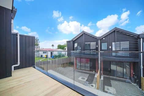 Photo of property in 5/233 Great North Road, Henderson, Auckland, 0612