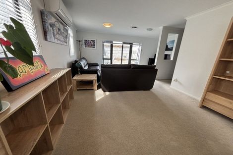 Photo of property in 33 Vinograd Drive, Te Atatu Peninsula, Auckland, 0610