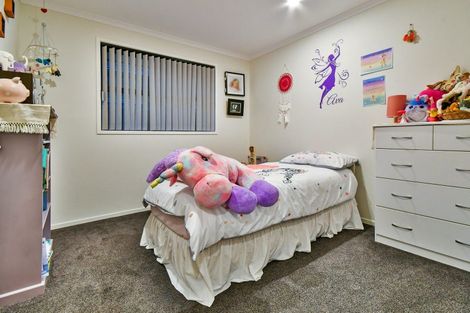 Photo of property in 16 James Elliot Way, Pokeno, 2402
