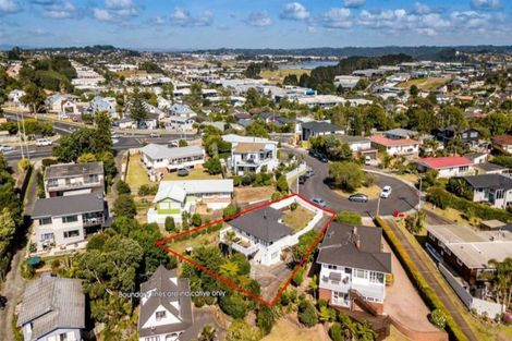 Photo of property in 1/2 Elizabeth Place, Mairangi Bay, Auckland, 0630