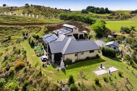 Photo of property in 2 Te Ara Karoiroa Road, Hurford, New Plymouth, 4374