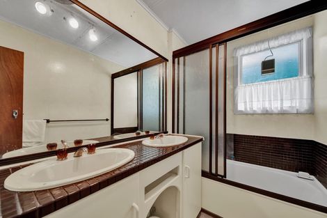 Photo of property in 14a Brixham Place, Merrilands, New Plymouth, 4312