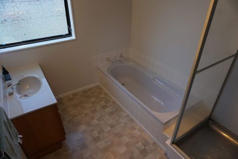 Photo of property in 4 Bosnyak Drive, Te Atatu South, Auckland, 0610