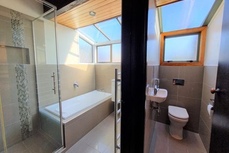 Photo of property in 62 Divich Avenue, Te Atatu South, Auckland, 0610