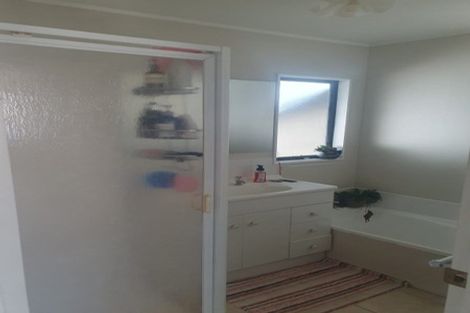 Photo of property in 1/20 Barbados Drive, Unsworth Heights, Auckland, 0632