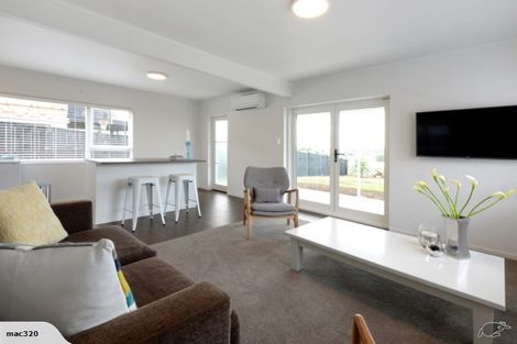 Photo of property in 2/611 Beach Road, Rothesay Bay, Auckland, 0630