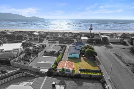 Photo of property in 98 Field Way, Waikanae Beach, Waikanae, 5036