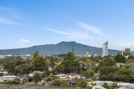 Photo of property in 20 Woodcote Drive, Glenfield, Auckland, 0629