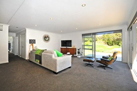 Photo of property in 5a Hobbs Road, Matakatia, Whangaparaoa, 0930