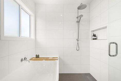 Photo of property in 14 Tarahanga Street, Northcote, Auckland, 0627