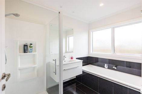 Photo of property in 4 Stratford Court, Fitzherbert, Palmerston North, 4410