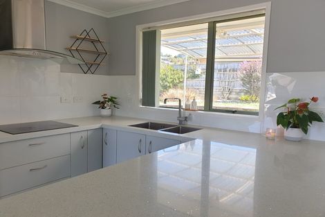 Photo of property in 2 Te Kauri Place, Helensville, 0800